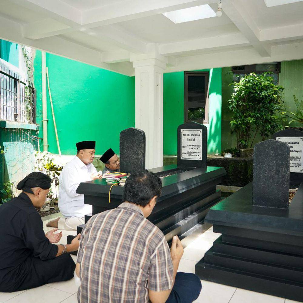 Cawalkot Bogor Atang Trisnanto bersama tokoh lain saat ziarah di makam KH Abdullah Bin Nuh, pada Senin (25/11/2024). (Timses Atang-Annida).