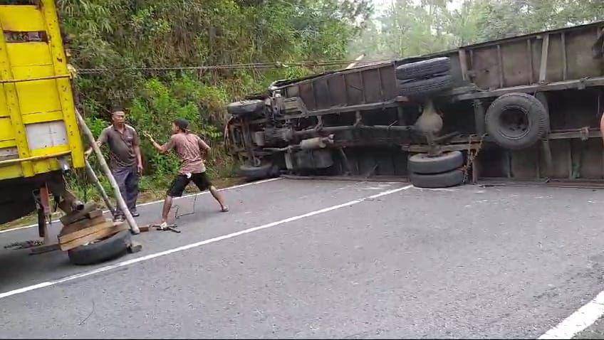 Truk boks B 9363 KXR bermuatan ban tabrak roller barrier di jalan tembus Sarangan-Magetan. IDN Times/ Riyanto.