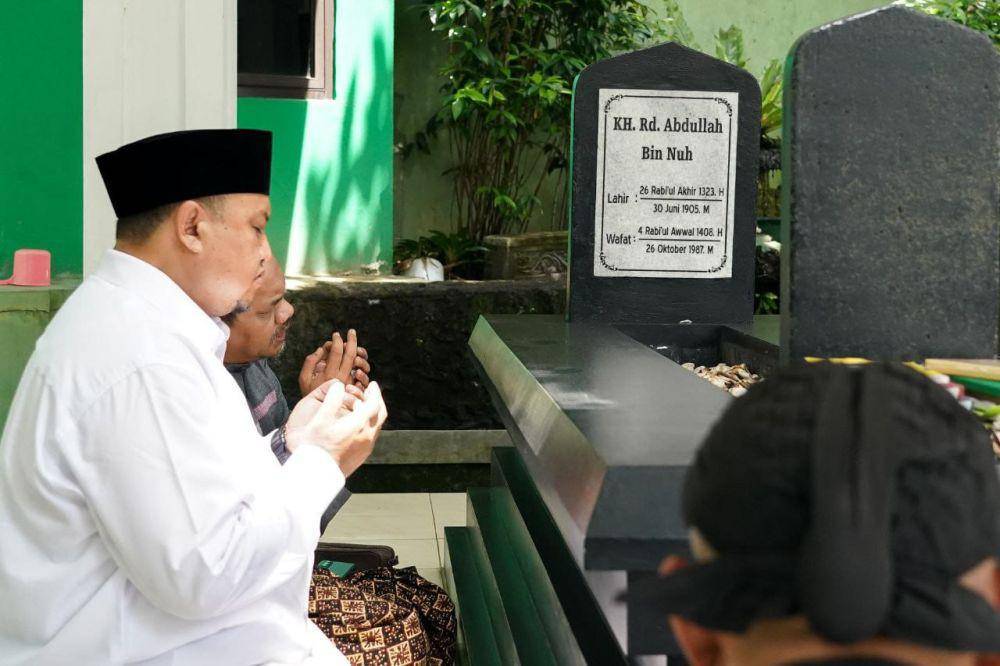 Cawalkot Bogor Atang Trisnanto saat ziarah ke makam KH Abdullah Bin Nuh momen hari tenang Pilkada, Senin (25/11/2024). (Timses Atang Annida).