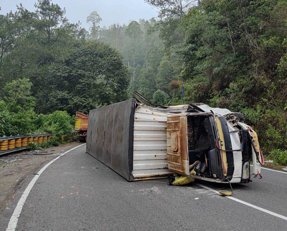 Truk boks B 9363 KXR bermuatan ban tabrak roller barrier di jalan tembus Sarangan-Magetan. IDN Times/ Riyanto.