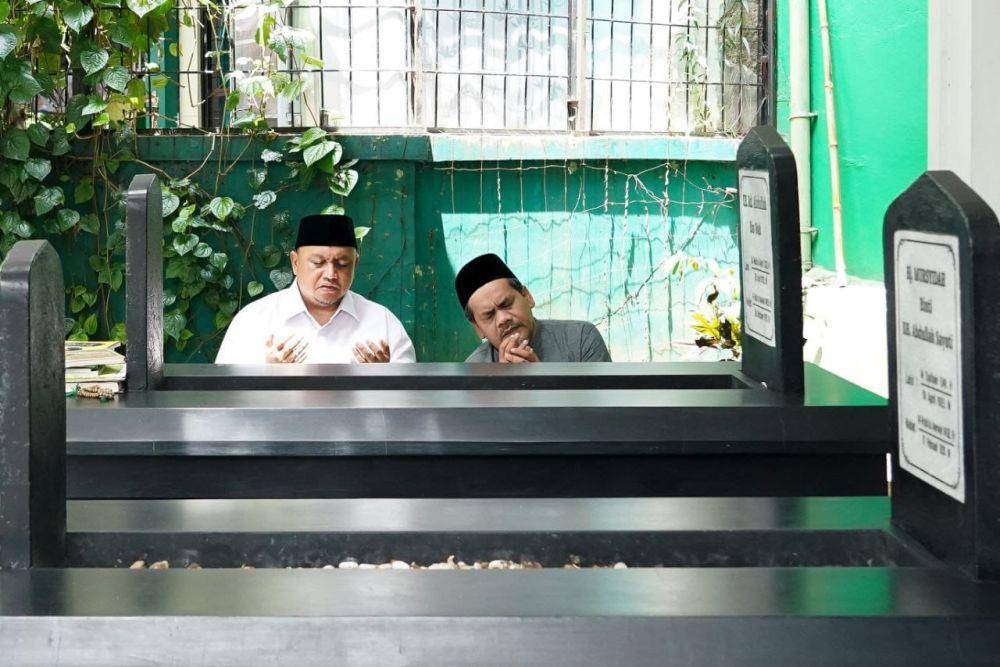 Cawakot Bogor Atang Trisnanto (koko putih) saat berziarah ke makam KH Abdullah Bin Nuh pada Senin (25/11/2024). (Timses Atang Annida).