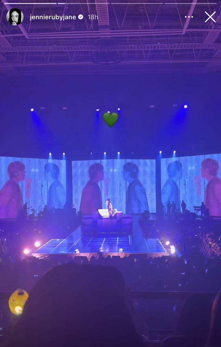 potret Jennie BLACKPINK nonton konser solo Zico (instagram.com/jennierubyjane)
