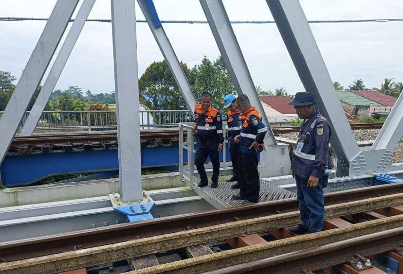 PT. KAI Sumut mengganti bantalan kayu dengan bantalan sintetis (Dok. Istimewa)