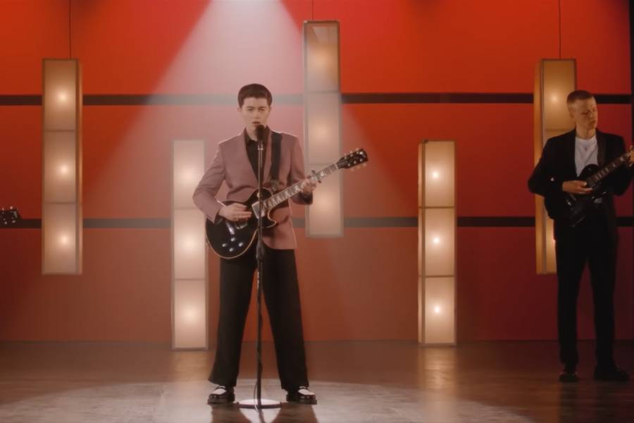 potret Elliot James Reay dalam MV Think They Call This Love (dok. Elliot James Reay/Elliot James Reay)