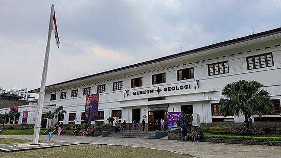 Museum Geologi Bandung (https://id.wikipedia.org/wiki/Museum_Geologi_Bandung)