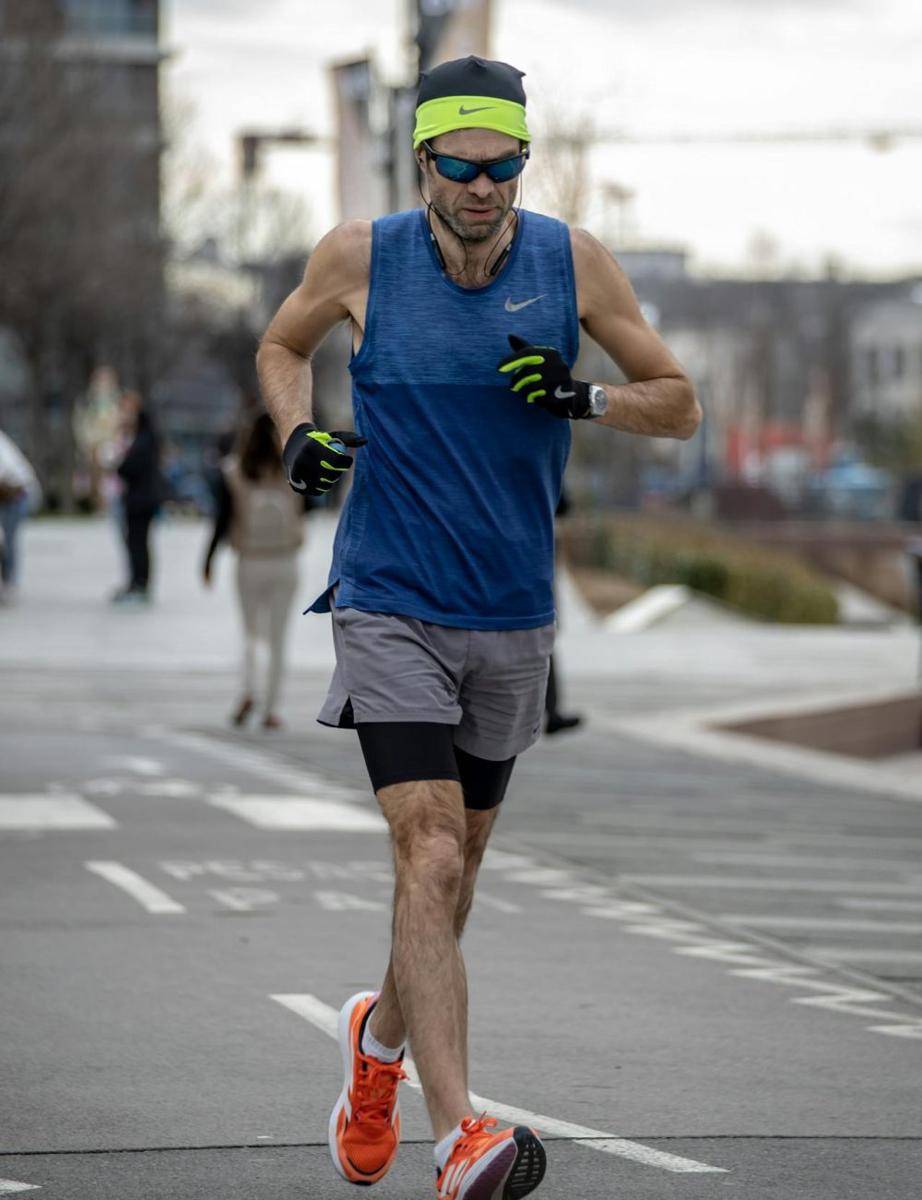 outfit jogging (pexels.com/Boris Hamer)