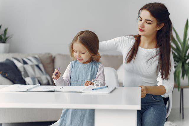 ilustrasi memuji anak (pexels.com/August de Richelieu)