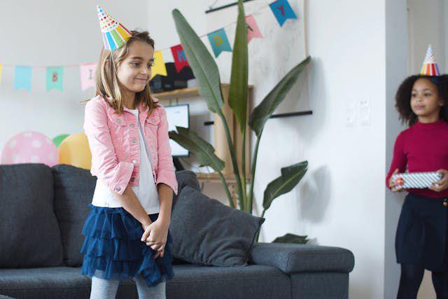 5 Strategi Parenting Positif untuk Menghadapi Anak yang Pemalu