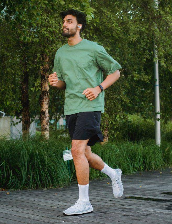 outfit jogging (pexels.com/Ketut Subiyanto)