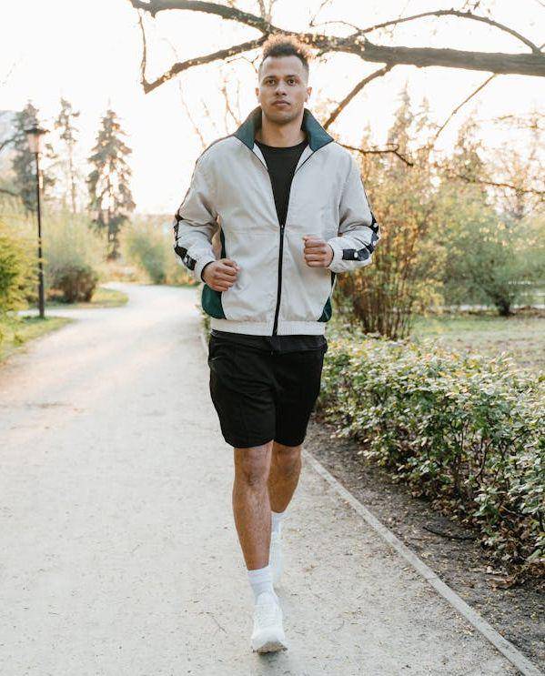 outfit jogging (pexels.com/MART PRODUCTION)