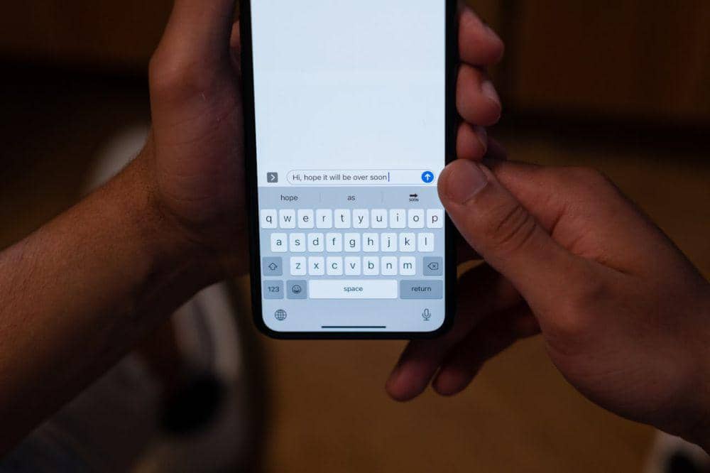 ilustrasi membalas pesan (pexels.com/Ron Lach)