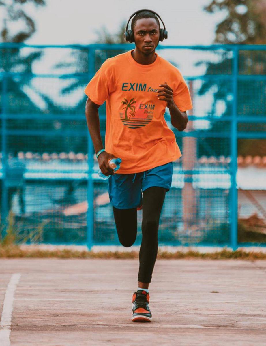 outfit jogging (pexels.com/Safari Consoler)
