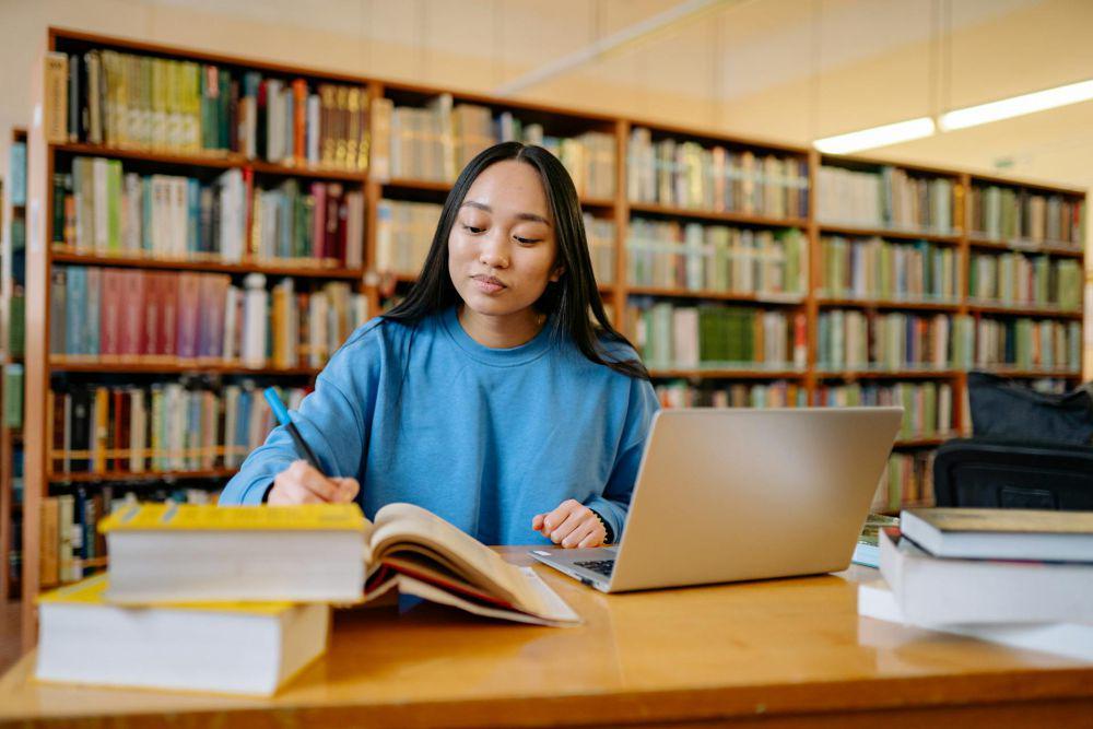 ilustrasi belajar di perpustakaan (pexels.com/Yan Krukau)