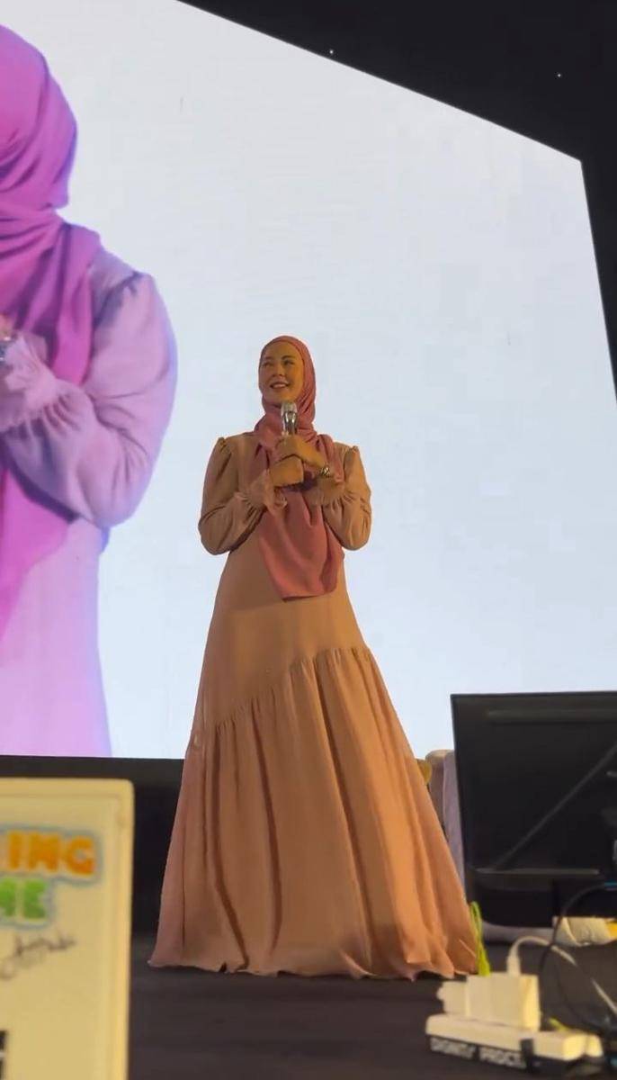 Paula jadi co-host kajian (Instagram.com/paula_verhoeven)