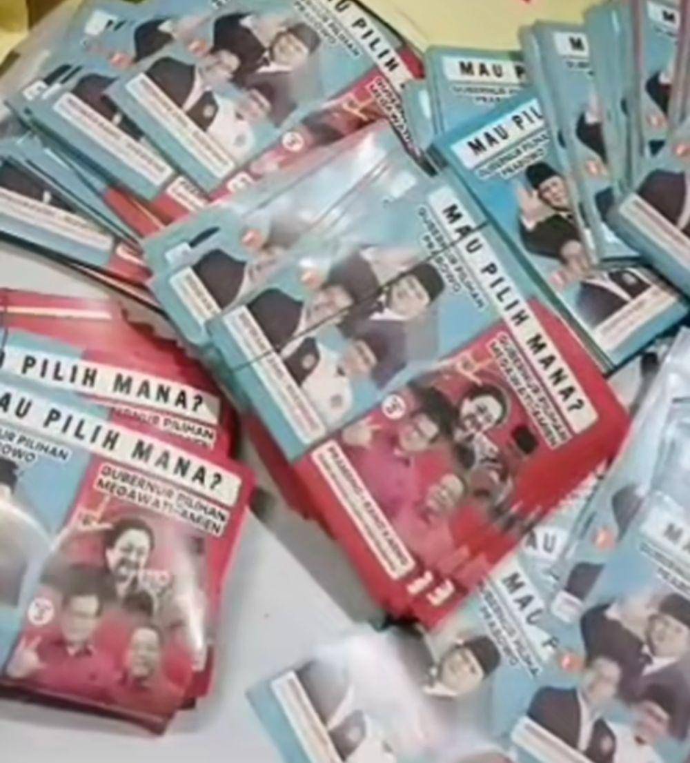 Stiker 'Mau Pilih Mana' yang diklaim ditempelkan oleh tim paslon RIDO sebelum kampanye akbar. (Tangkapan layar Instagram Gunromli)