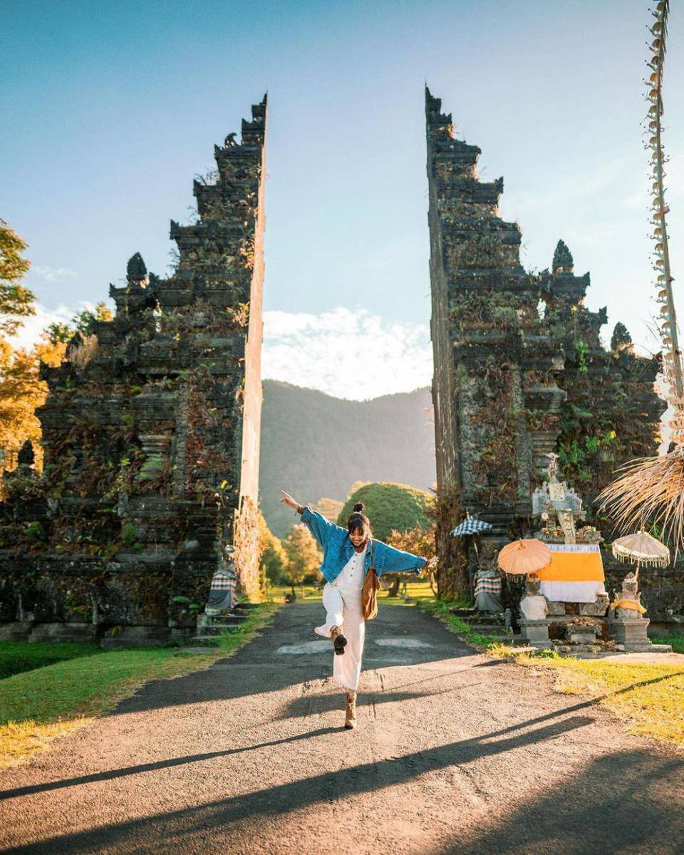 Foto sendiri di depan Handara Gate Bali pun bisa (instagram.com/her_journeys)