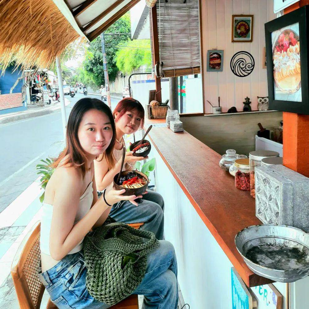 Menikmati smoothies bowl di NOU Bowls (instagram.com/nou_bowls)