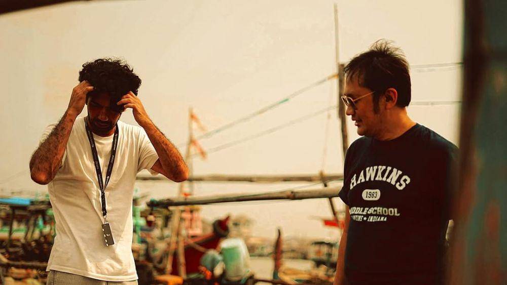 Potret Reza Rahadian dan Hanung Bramantyo di lokasi syuting film Pangku