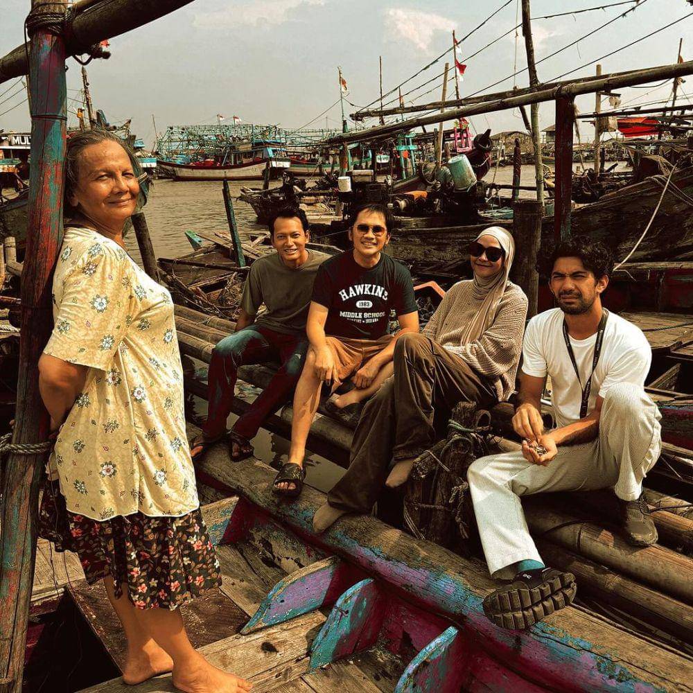 Potret Reza Rahadian bersama para pemain film Pangku serta Hanung Bramantyo dan Zaskia Adya Mecca. 