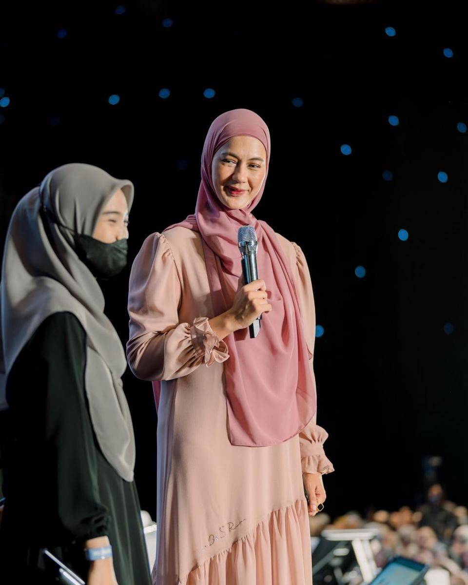 Paula jadi co-host kajian (Instagram.com/ayah_amanah)