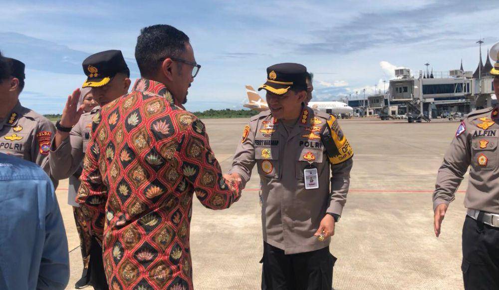 Ahmad Sahroni bersalaman dengan Pejabat Polda Sumbar (Foto: IDN Times/Halbert Caniago)