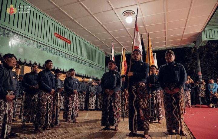 Peserta Laku lampah mubeng jero benteng. (Dok. Keraton Yogyakarta)