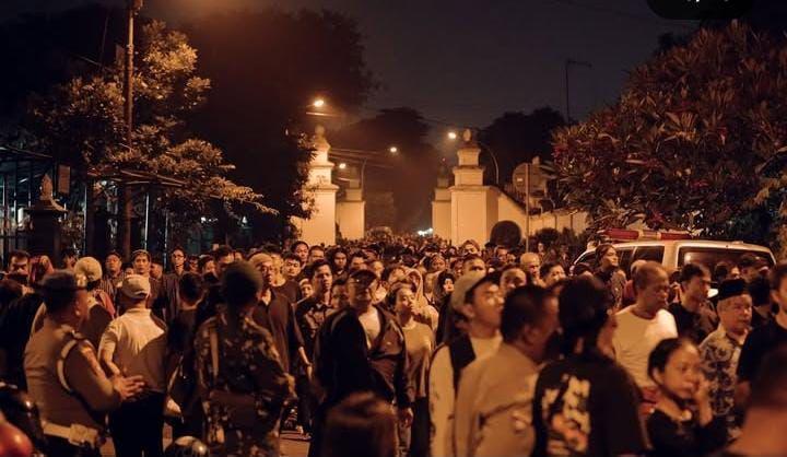 Peserta laku lampah mubeng jero benteng. (Instagram.com/kraton jogja)