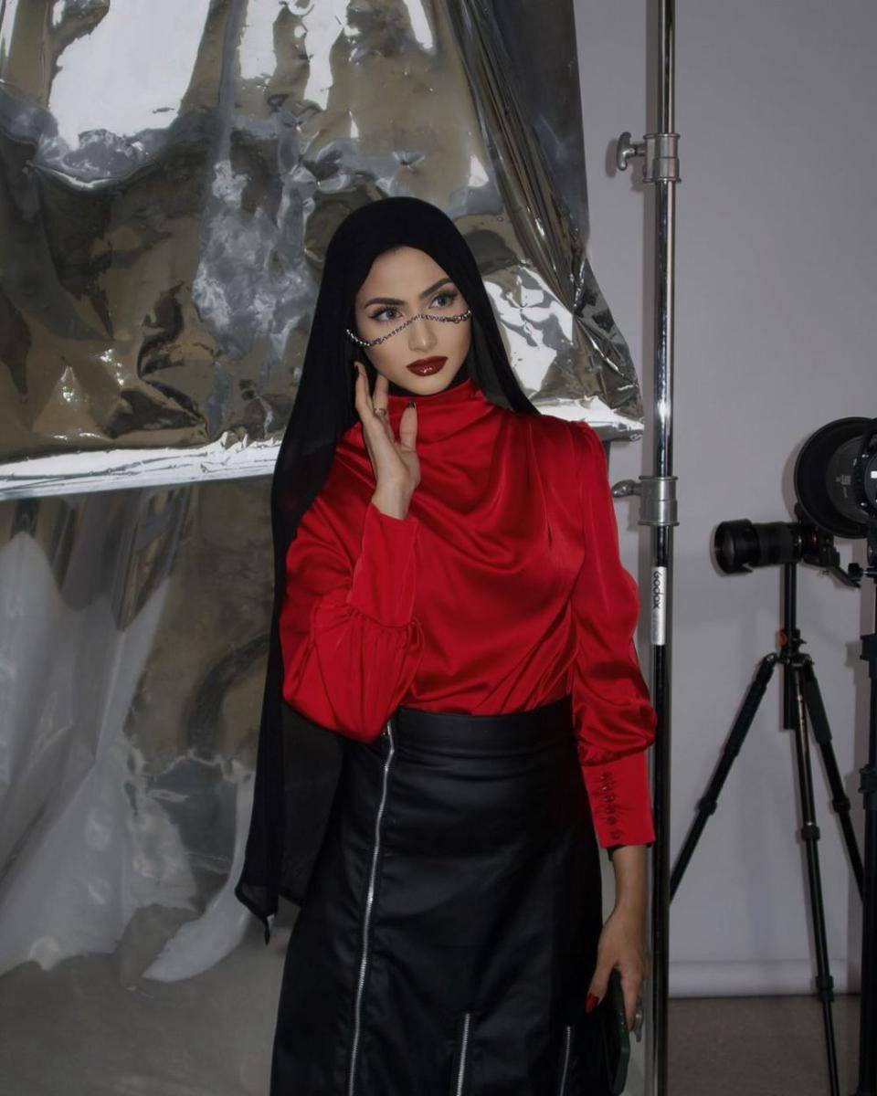 OOTD hijab bergaya edgy ala Munira Agile (instagram.com/miraagile)