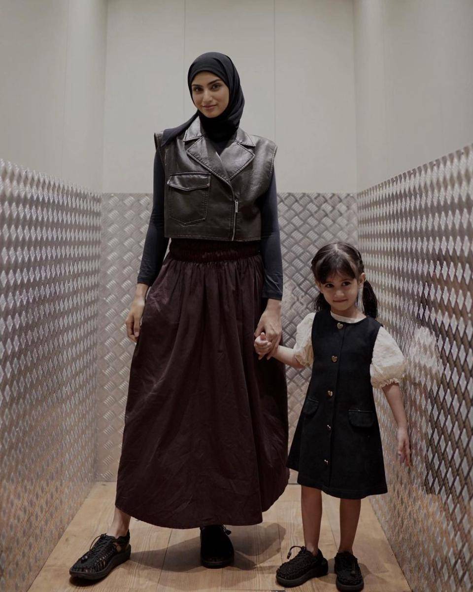 OOTD hijab bergaya edgy ala Munira Agile (instagram.com/miraagile)