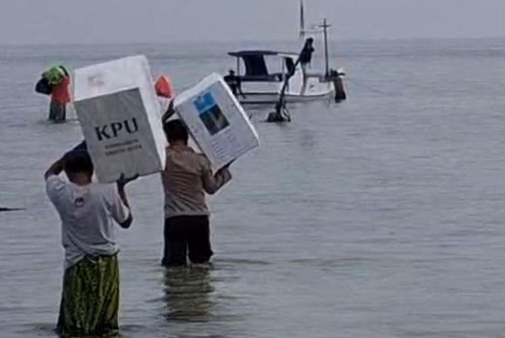 Distribusi Logistik Pilkada Sumenep Seberangi Lautan ke Kepulauan