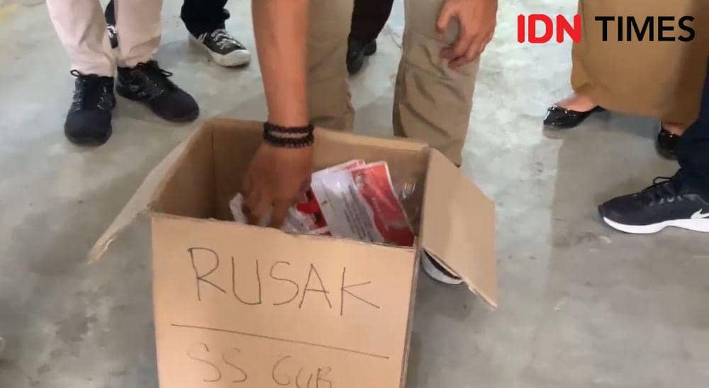 Ada sebanyak 966 surat suara yang rusak di KPU Pontianak. (IDN Times/Teri).