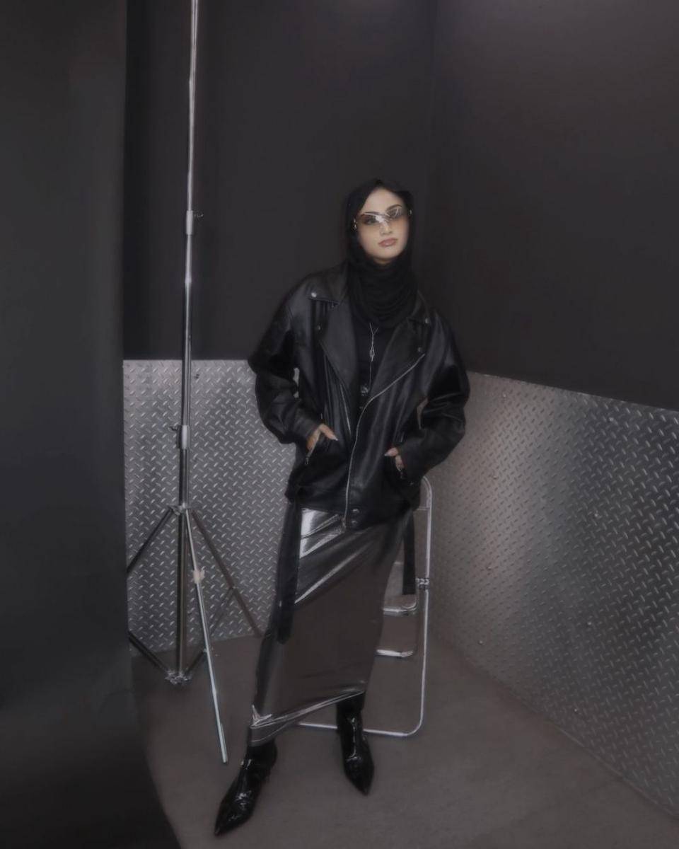 OOTD hijab bergaya edgy ala Munira Agile (instagram.com/miraagile)