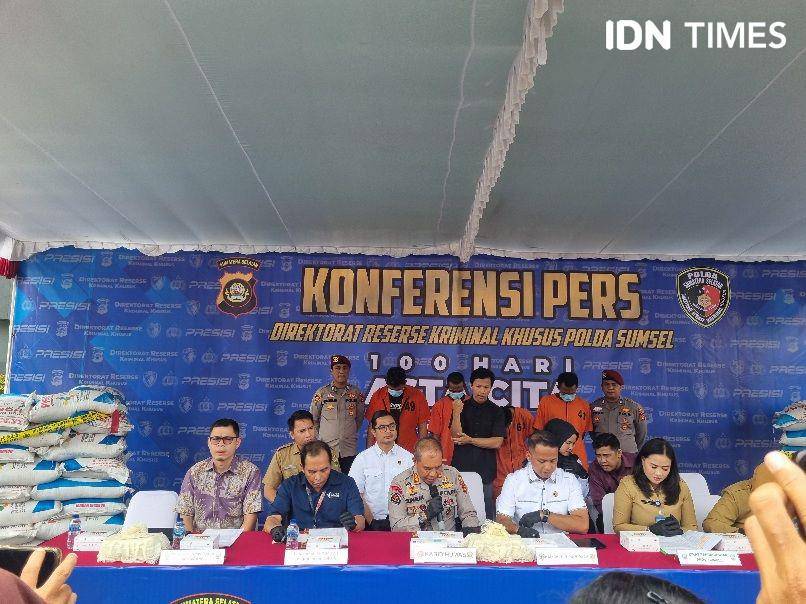 Pres rilis penangkapan pupuk bersubsidi asal Lampung yang akan dijual ke Banyuasin (IDN Times/Rangga Erfizal)