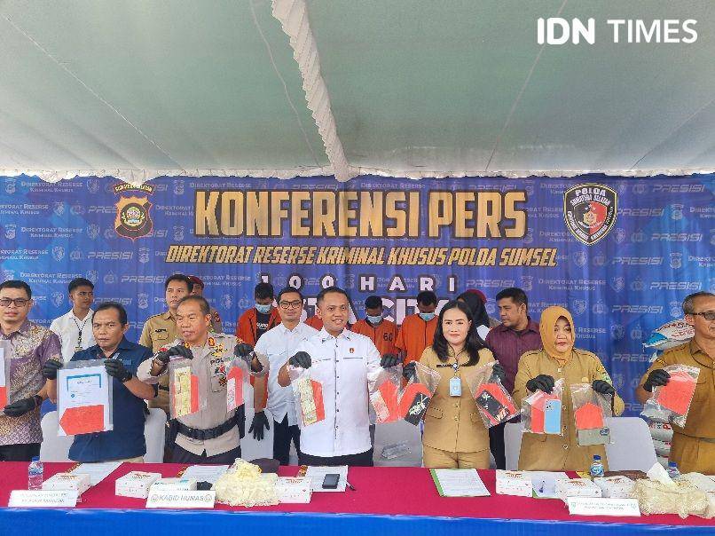Pres rilis penangkapan pupuk bersubsidi asal Lampung yang akan dijual ke Banyuasin (IDN Times/Rangga Erfizal)