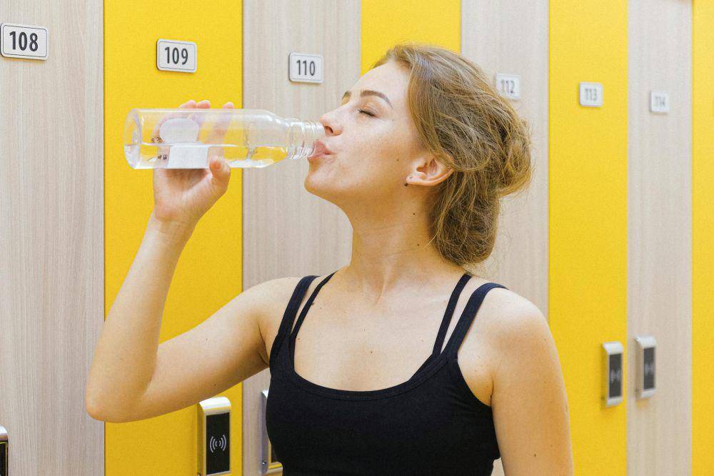 ilustrasi minum air (pexels.com/Anna Shvets)
