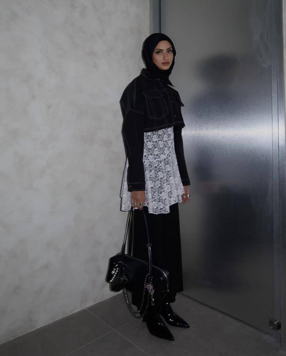 OOTD hijab bergaya edgy ala Munira Agile (instagram.com/miraagile)