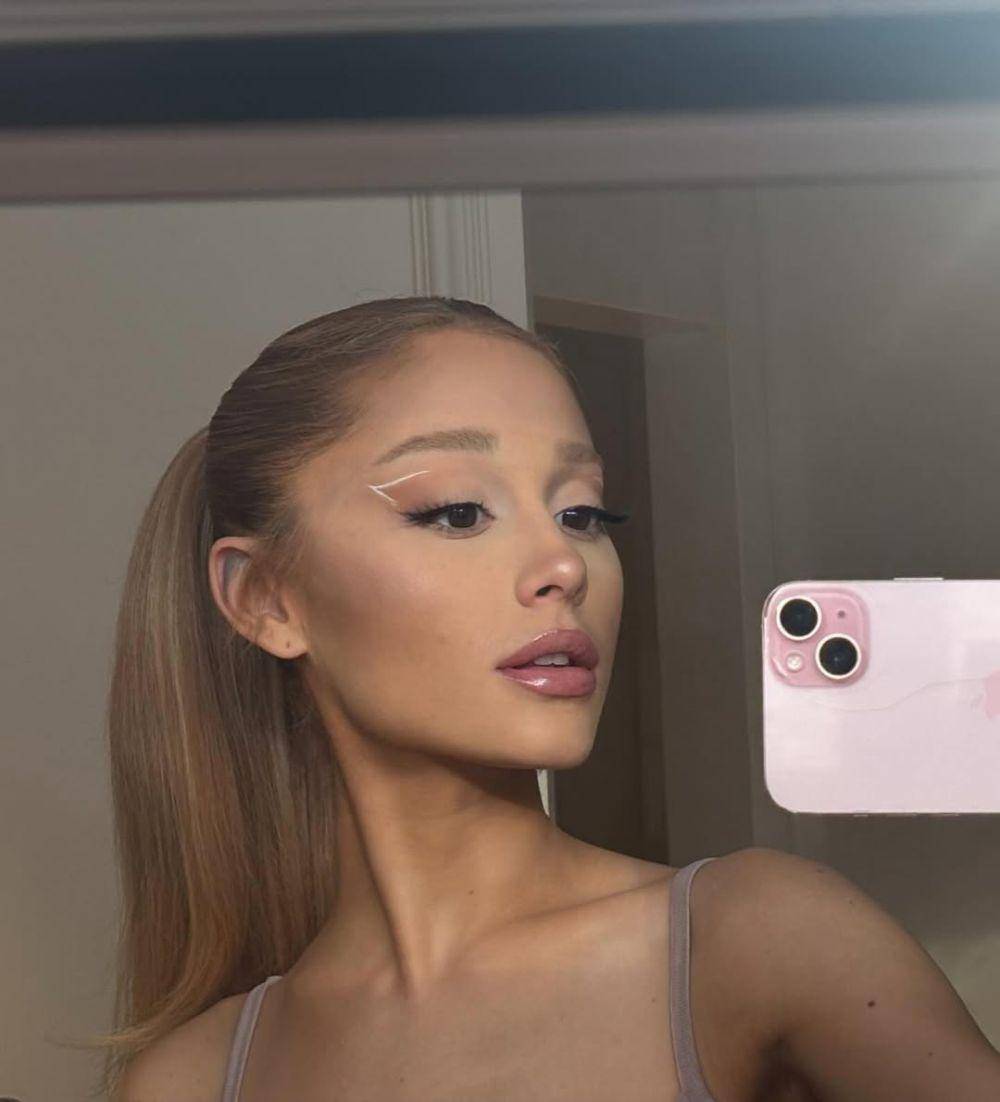 inspirasi soft natural makeup look ala Ariana Grande (instagram.com/arianagrande)