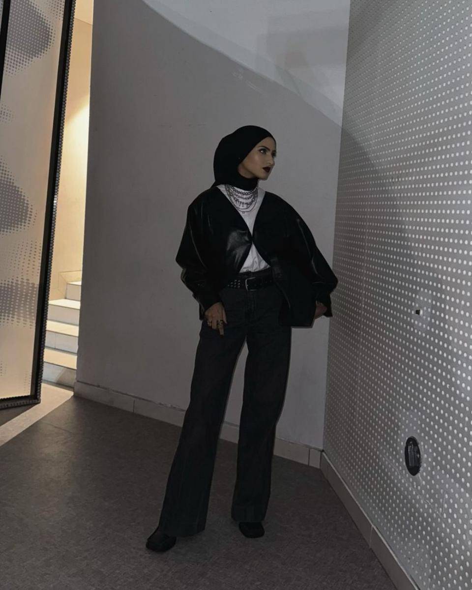 OOTD hijab bergaya edgy ala Munira Agile (instagram.com/miraagile)
