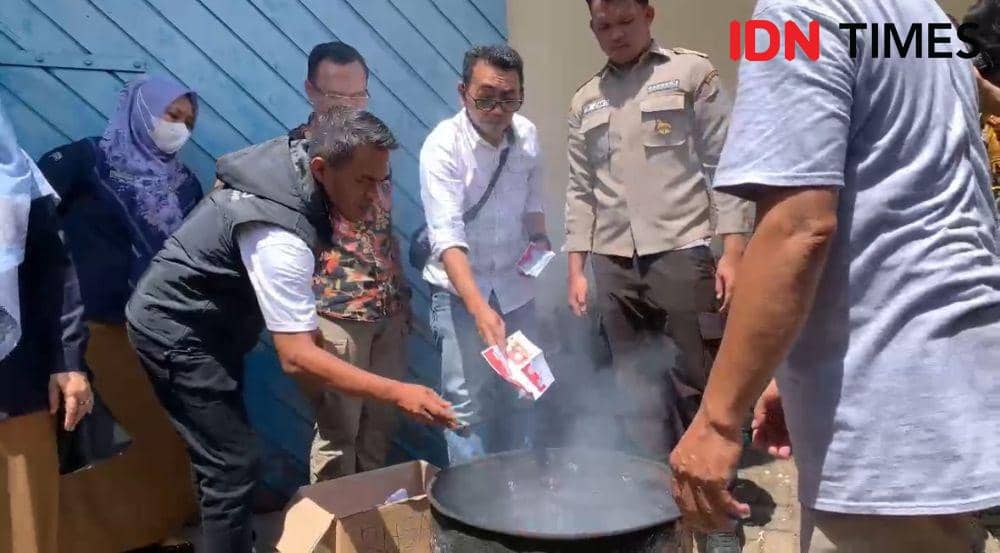 KPU Pontianak musnahkan surat suara yang rusak. (IDN Times/Teri).