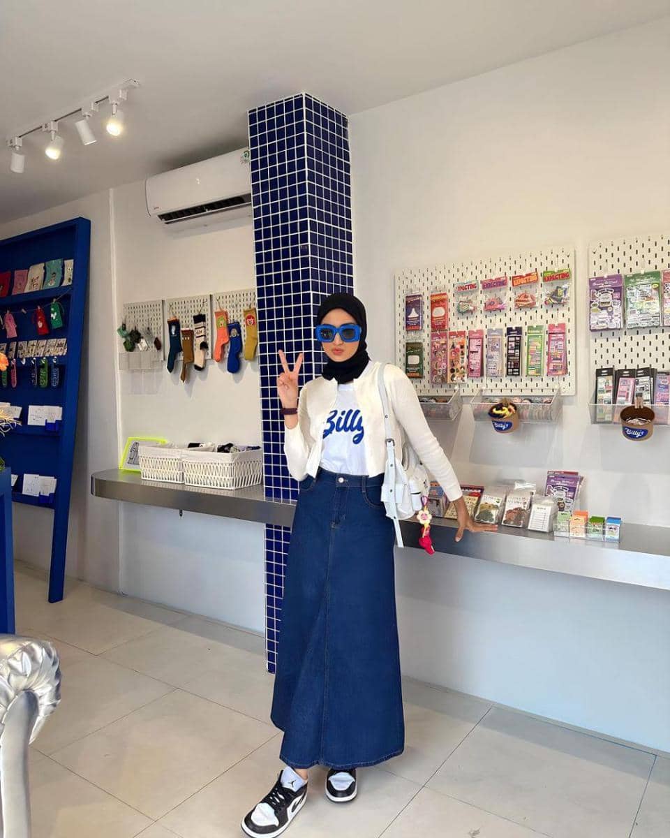 mix and match outfit denim ala Munira Agile (instagram.com/miraagile)
