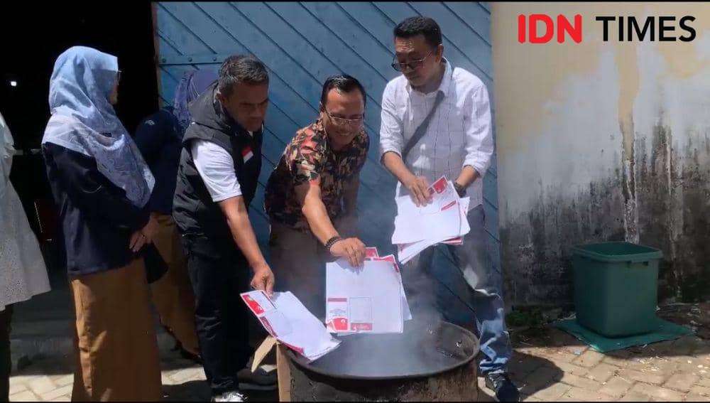 Jelang Pilkada 2024, KPU Pontianak musnahkan surat suara yang rusak dan lebih. (IDN Times/Teri).