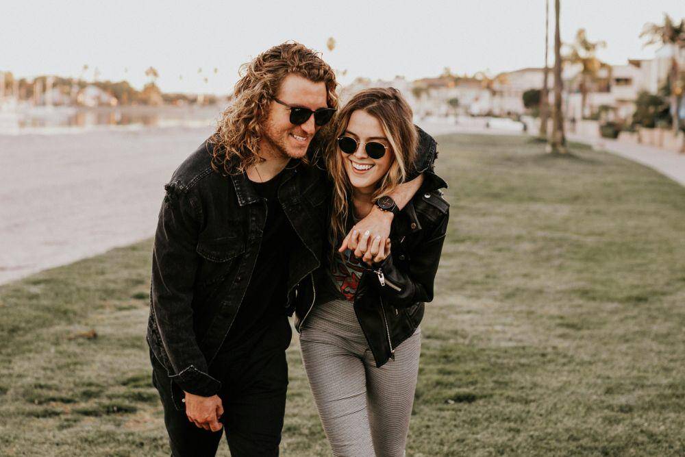 potret pasangan tertawa bersama (unsplash.com/Becca Tapert)