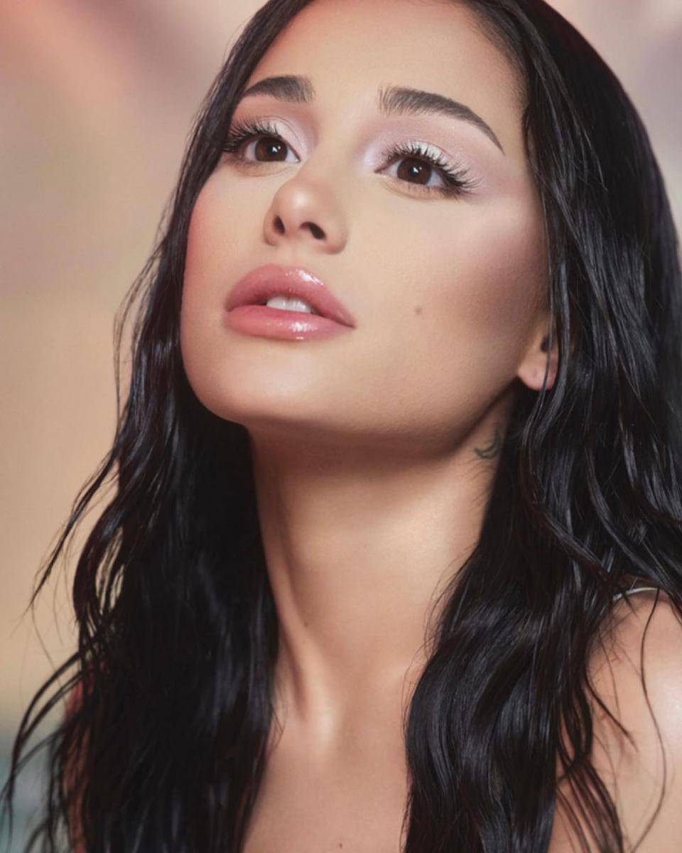 inspirasi soft natural makeup look ala Ariana Grande (instagram.com/arianagrande)