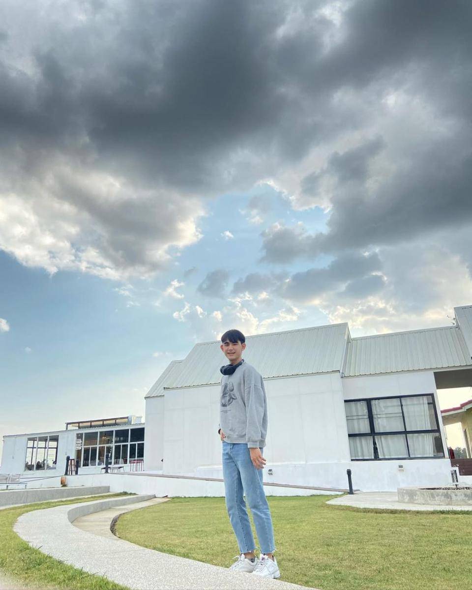 styling blue jeans ala Drake Laedeke (Instagram.com/drake_laedeke)