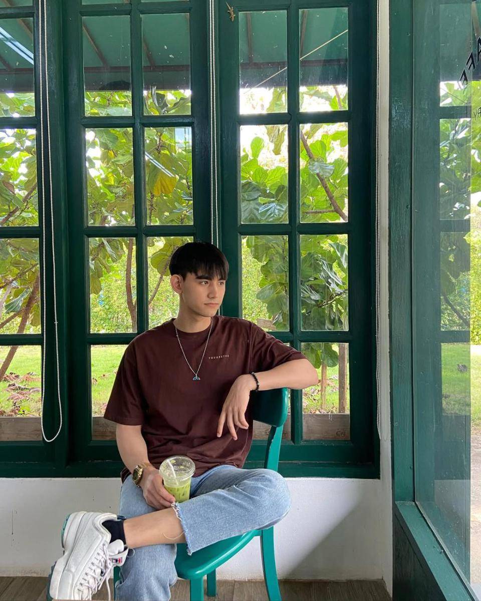 styling blue jeans ala Drake Laedeke (Instagram.com/drake_laedeke)