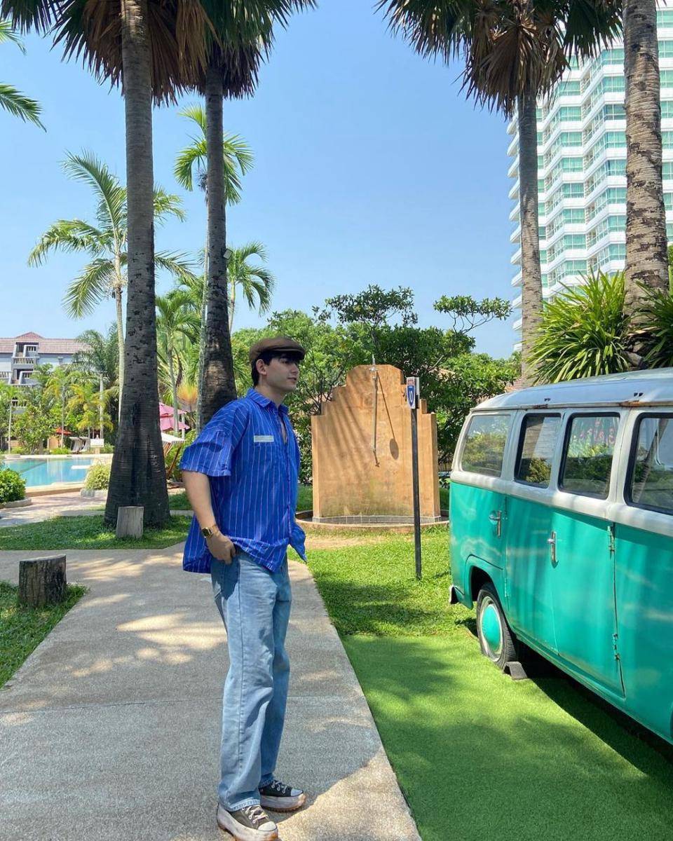 styling blue jeans ala Drake Laedeke (Instagram.com/drake_laedeke)