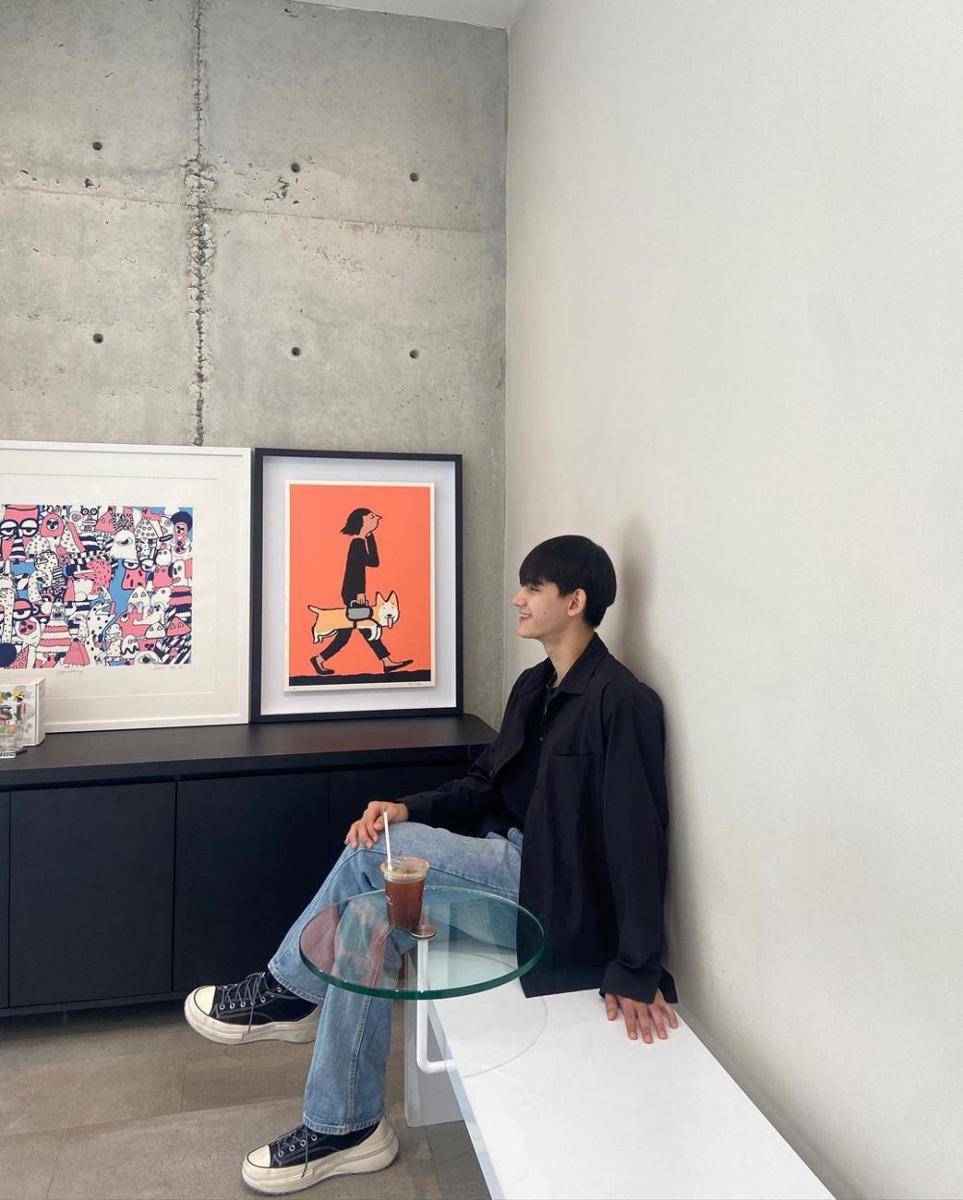 styling blue jeans ala Drake Laedeke (Instagram.com/drake_laedeke)