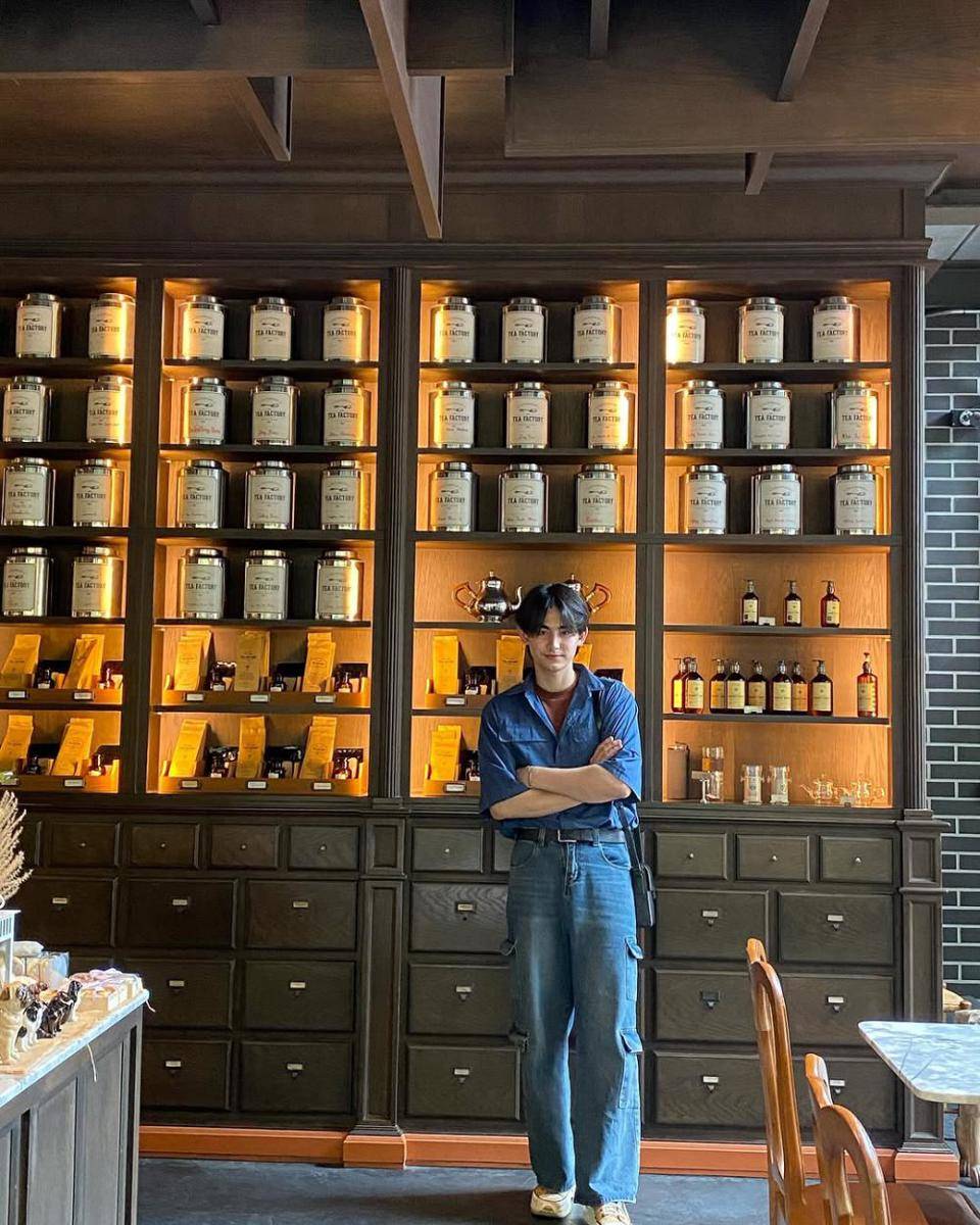 styling blue jeans ala Drake Laedeke (Instagram.com/drake_laedeke)