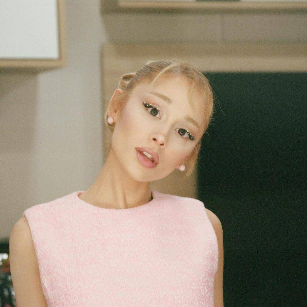 inspirasi soft natural makeup look ala Ariana Grande (instagram.com/arianagrande)