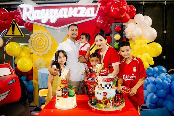 7 Potret Perayaan Ulang Tahun ke-3 Rayyanza, Temanya Cars